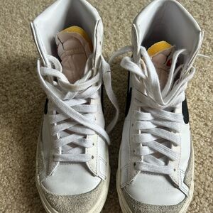 Nike White and Black Women’s Blazer Mid ‘77 (Size 6)